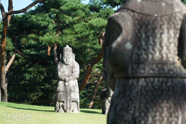 관람객은 왕릉 옆까지만 갈 수 있다. 문인석과 무인석 뒷자리다.