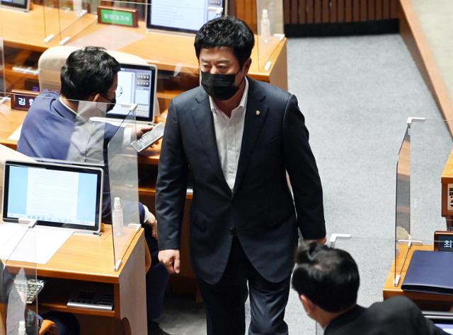 정찬민 국민의힘 의원이 지난달 29일 국회에서 열린 체포동의안 표결 전 신상발언을 마치고 이동하고 있다. 뉴시스