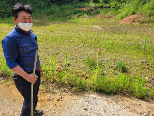 20년 가까이 전북 익산 장점·왈인·장고재에 발암물질을 뿜어온 비료공장의 식당이 있던 자리. 공장 폐기물을 땅에 묻고 그 위에 식당을 지었었다. 최재철 장점마을 주민대책위원장이 주민들이 겪었던 고통을 설명하고 있다. 송진호 인턴기자