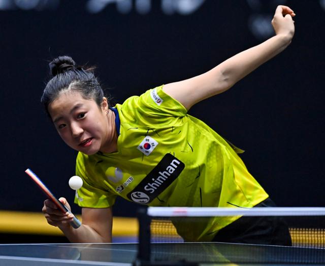 신유빈이 4일 카타르 도하에서 열린 2021 ITTF-ATTU 아시아탁구선수권대회 여자 단식 결승전 하야타 히나(일본)와 경기하고 있다. 도하=신화 뉴시스