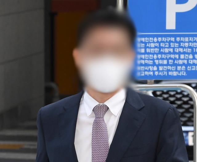 김봉현 전 스타모빌리티 회장으로부터 술접대를 받았다는 의혹을 받는 현직 검사가 5일 오후 청탁금지법 위반 혐의 첫 공판에 출석하기 위해 서울 양천구 서울남부지방법원으로 들어서고 있다. 뉴시스