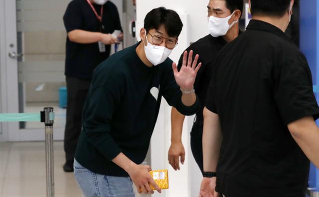 손흥민이 5일 오후 인천국제공항 제2여객터미널을 통해 귀국하고 있다. 뉴시스