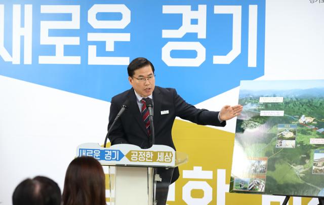 지난 2019년 3월 6일 당시 유동규 경기관광공사 사장이 경기도청 구관 2층 브리핑룸에서 '임진각~판문점 평화 모노레일 설치 추진 계획'에 대해 브리핑을 하고 있다. 뉴시스