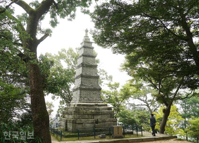 여주 신륵사 다층전탑(보물 제226호). 높이 약 9.4m의 고려시대 전탑으로, 강 언덕에 있어 주변 어디서나 잘 보인다.