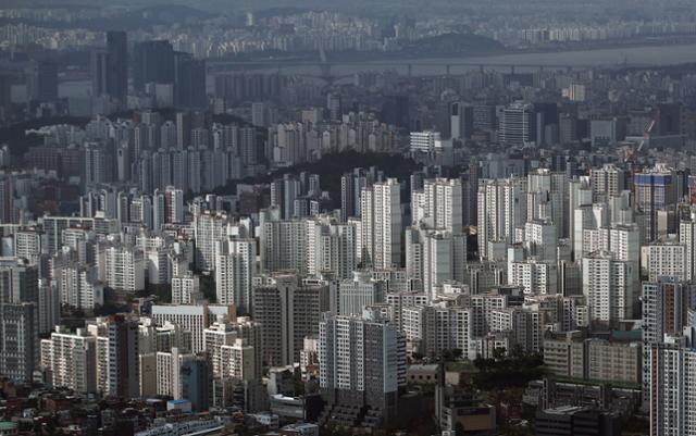 서울 중구 남산N서울타워에서 바라본 아파트단지 모습. 뉴스1