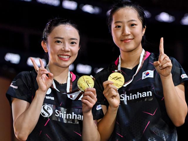 전지희(왼쪽)와 신유빈이 5일 카타르 도하의 루사일 스포츠아레나에서 열린 2021 ITTF-ATTU 아시아탁구 선수권 여자 복식 결승에서 우승한 뒤, 시상대에 올라 금메달을 목에 걸고 포즈를 취하고 있다. 도하=신화 뉴시스