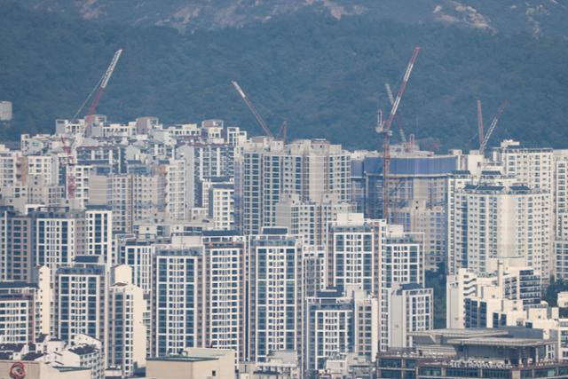 지난 1일 오후 서울 영등포구 63스퀘어에서 바라본 서울 시내 아파트 공사현장. 연합뉴스