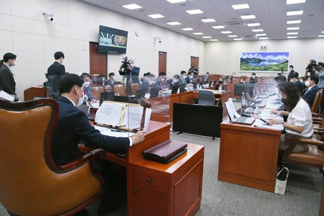 이광재(앞줄 왼쪽) 국회 외교통일위원장이 6일 주중국대사관, 주일본대사관 국정감사에서 의사봉을 두드리며 개회를 선언하고 있다. 이날 회의는 서울 국회와 도쿄 주일대사관을 화상으로 연결해 진행됐다. 오대근 기자