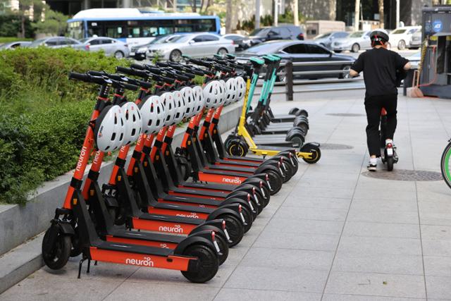 '제2종 원동기장치 자전거면허' 이상의 운전면허증 보유자만 전동킥보드를 운전할 수 있도록 하는 내용을 담은 도로교통법 개정안이 5월13일부터 시행됐다. 안전모 등 인명 보호장구를 착용하지 않고 전동 킥보드를 타면 2만원, 2명 이상이 전동 킥보드를 같이 타면 4만원의 범칙금을 내야 한다. 연합뉴스