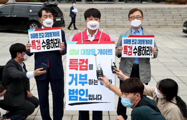 이준석(왼쪽 세 번째) 국민의힘 대표가 6일 국회에서 '대장동 게이트 특검 도입 촉구'를 위한 도보투쟁에 앞서 취재진 질문에 답변하고 있다. 뉴시스