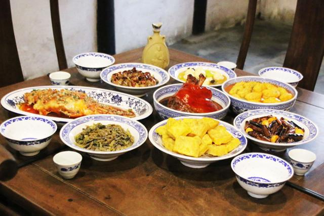 저우좡 팔대완 중 돼지 족발 요리인 만삼제(가운데 붉은 요리). ⓒ최종명