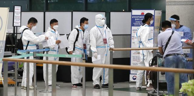 6일 오후 인천국제공항 제1여객터미널에서 해외 입국자들이 방역복을 입고 발걸음을 옮기고 있다. 송도=뉴스1