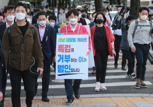 이준석 국민의힘 대표가 6일 대장동 의혹 진상 규명을 위한 특검 도입을 촉구하며 서울 종로구 청와대 앞 분수광장으로 들어서고 있다. 국회사진기자단