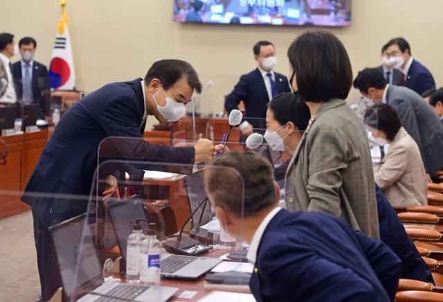 정은보 금융감독원장(왼쪽)이 7일 국회에서 열린 정무위원회의 금융감독원에 대한 국정감사에 출석해 의원들과 인사를 나누고 있다. 오대근 기자