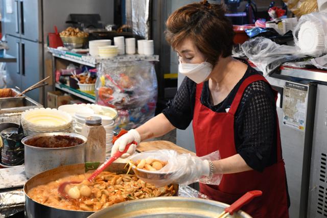 옛 마산 창동 부림시장의 터줏대감 6.25떡볶이 강억덕 대표가 떡볶이를 그릇에 담고 있다. 창원= 박은경 기자