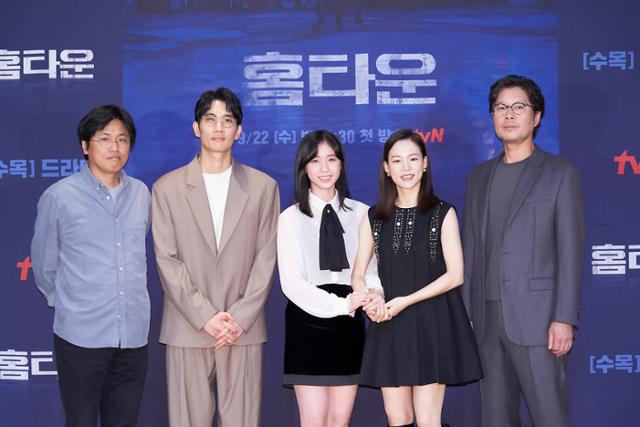 작가 논란으로 홍보 중단된 '홈타운'. tvN 제공