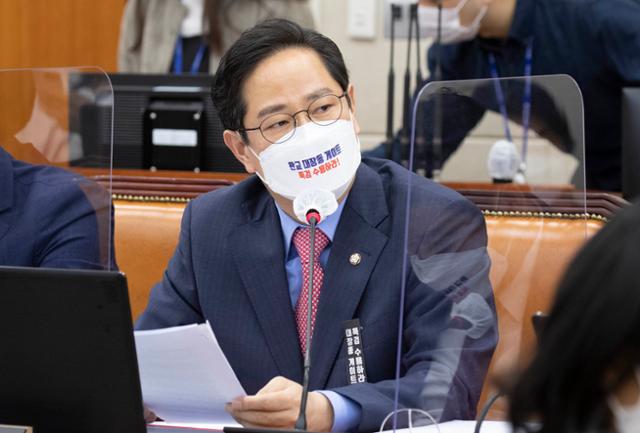 박수영 국민의힘 의원이 6일 국회에서 열린 금융위원회에 대한 국회 정무위원회 국정감사에서 질의하고 있다. 오대근 기자