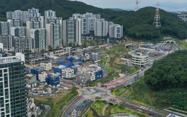 7일 오후 경기도 성남시 판교대장 도시개발구역 모습. 송전탑과 송전선로가 아파트 단지 인근에 위치해 있다. 연합뉴스