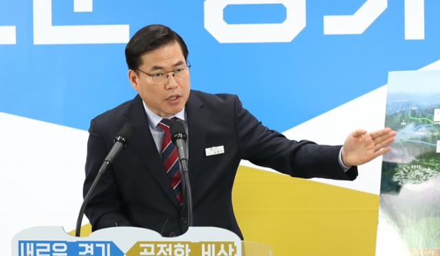 지난 2019년 3월 6일 당시 유동규 경기관광공사 사장이 경기도청 구관 2층 브리핑룸에서 '임진각~판문점 간 평화 모노레일 설치 추진 계획'에 대해 브리핑을 하고 있다. 뉴시스