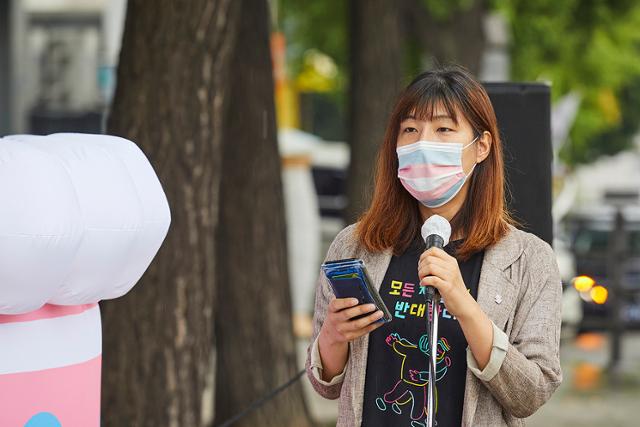 박한희 공익인권변호사모임 희망을만드는법 대표가 8일 서울 용산구 이태원 광장에서 열린 '랜스야 생일 축하해' 트랜스젠더 가시화 캠페인에서 변희수 하사 행정소송 선고의 의미를 설명하고 있다. 국제앰네스티 한국지부 제공