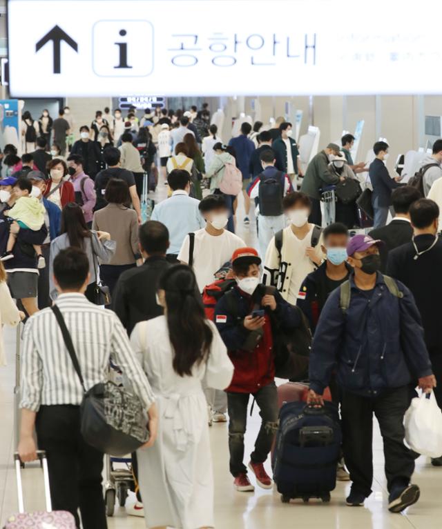 한글날 연휴를 앞둔 8일 오전 서울 강서구 김포공항 국내선 청사가 시민들로 북적이고 있다. 뉴시스