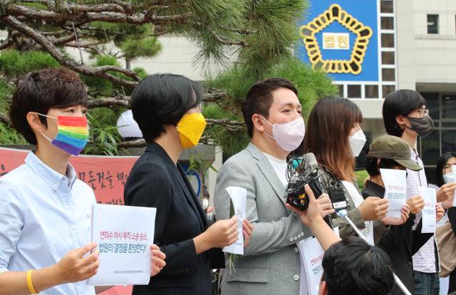 고(故) 변희수 전 하사의 복직과 명예회복을 위한 공동대책위원회 구성원들이 7일 오전 대전지방법원 앞에서 법원의 판결을 환영하는 기자회견을 하고 있다. 뉴스1