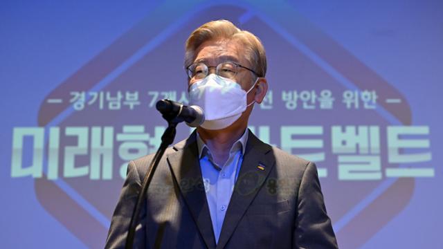 이재명 경기지사가 지난 7일 오후 경기 화성시 삼성전자 화성사업장에서 열린 '미래형 스마트벨트 1차 전략발표회'에서 축사를 하고 있다. 화성=연합뉴스