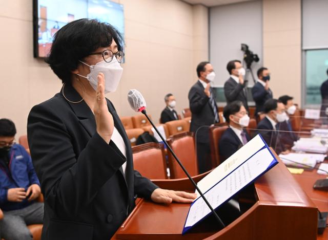 윤순진 탄소중립위원회 민간위원장이 지난 5일 서울 여의도 국회에서 열린 산업통상자원중소벤처기업위원회 2021년도 산업통상자원부 국정감사에서 선서하고 있다. 뉴시스