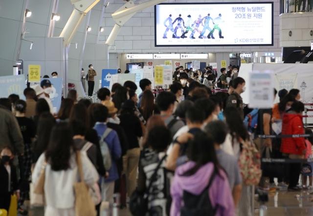 한글날 연휴를 앞둔 8일 오전 서울 강서구 김포공항 국내선 청사가 시민들로 북적이고 있다. 뉴시스