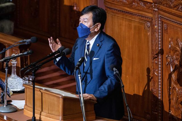 에다노 유키오 일본 입헌민주당 대표가 11일 임시국회가 열린 중의원에서 기시다 후미오 총리에게 대표 질문을 하고 있다. 도쿄=AFP 연합뉴스