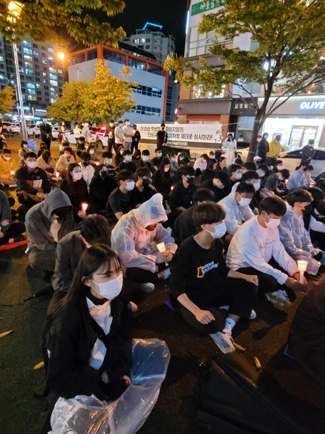 11일 오후 전남 여수 웅동에서 열린 고 홍정운군 추모문화제에 같은 학교 학생과 시민들이 참석, 행사를 지켜보고 있다. 홍군은 6일 요트 선체에 붙은 따개비 제거 작업의 현장실습을 하다 유명을 달리했다. 여수=박경우 기자