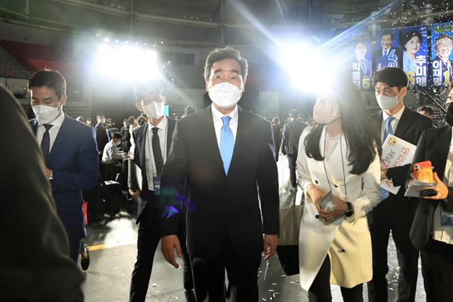 이낙연 전 민주당 대표가 10일 서울 송파구 올림픽공원 핸드볼경기장에서 열린 서울 합동연설회를 마치고 이동하고 있다. 뉴시스