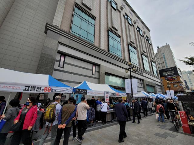 이달 31일까지 열리는 고별전을 끝으로 영업을 종료하는 서울 동작구 사당동 태평백화점 앞에 쇼핑을 하려는 시민들의 발길이 이어지고 있다. 김재현 기자