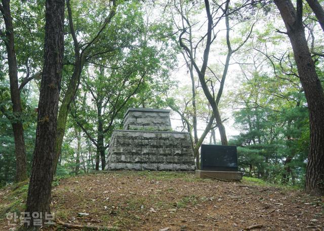 2000년에 새로 세운 비룡산 봉수대. 1960년대까지만 해도 원통형의 5개 봉수대가 있었다고 한다.