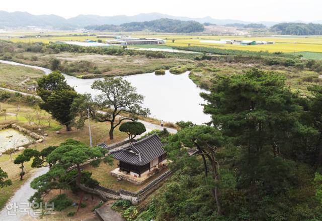 예천과 문경의 경계를 이루는 금천 강가에 위치한 청원정.