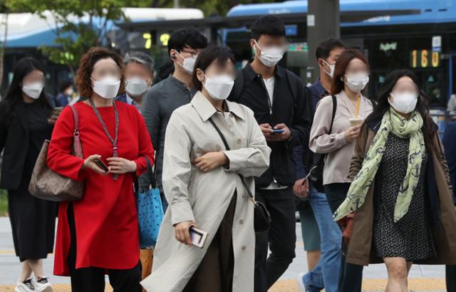 12일 오전 서울 광화문네거리에서 두꺼운 옷을 입은 시민들이 출근하고 있다. 기상청은 오늘 낮에도 평년 기온을 밑돌면서 쌀쌀하다가 주말에 비가 내린 후 기온이 뚝 떨어질 것으로 예보했다. 뉴스1