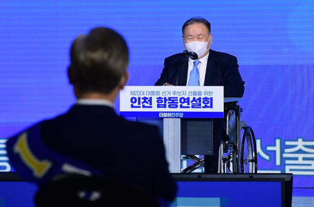 3일 인천 연수구 송도컨벤시아에서 열린 더불어민주당 대선 경선 인천 순회합동연설회 및 2차 슈퍼위크 행사에서 이상민(오른쪽) 중앙당 선관위원장이 개회선언을 하고 있다. 연합뉴스