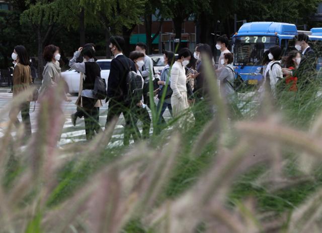 12일 오전 서울 광화문네거리에서 두꺼운 옷을 입은 시민들이 출근하고 있다. 기상청은 오늘 낮에도 평년 기온을 밑돌면서 쌀쌀하다가 주말에 비가 내린 후 기온이 뚝 떨어질 것으로 예보했다. 뉴스1