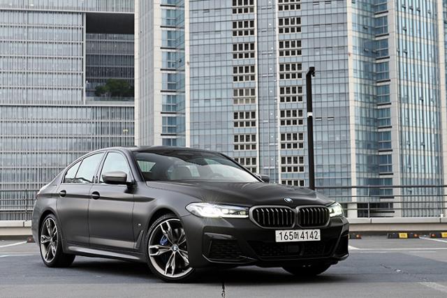 강렬한 퍼포먼스로 무장한 BMW M550i xDrive는 운전자에게 더욱 큰 즐거움을 선사한다.