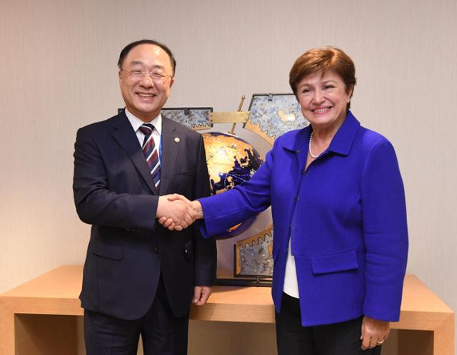 주요 20개국(G20) 재무장관·중앙은행총재회의 참석차 미국 워싱턴을 방문 중인 홍남기 부총리 겸 기획재정부 장관이 12일(현지시간) 국제통화기금(IMF) 본부에서 크리스탈리나 게오르기에바 IMF 총재와 악수하고 있다. 기획재정부 제공