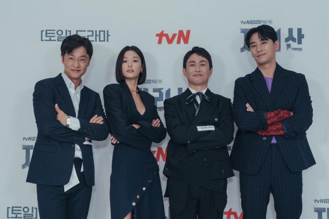 전지현 주지훈 오정세 조한철과 김은희 작가가 tvN 새 주말드라마 '지리산' 온라인 제작발표회에 참석했다. tvN 제공