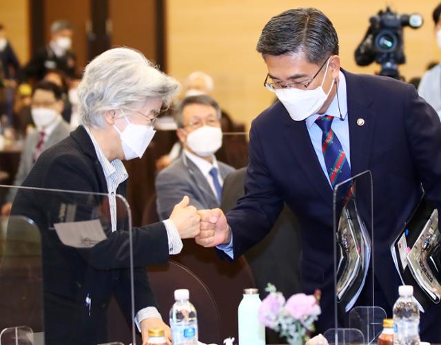 13일 서울 용산구 국방컨벤션센터에서 열린 ‘민관군 합동위원회 대국민보고 및 해단식’에서 공동위원장인 서욱(오른쪽) 국방부 장관과 박은정 전 국민권익위원장이 주먹 인사를 하고 있다. 뉴시스