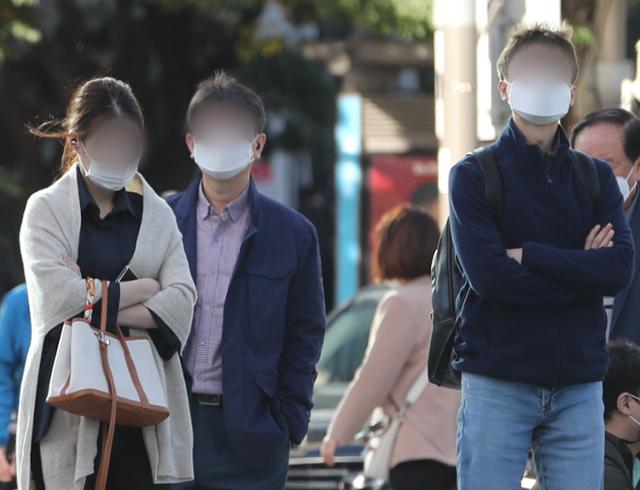 비교적 쌀쌀한 날씨를 보인 13일 서울 광화문일대에서 시민들이 출근을 하고 있다. 뉴스1