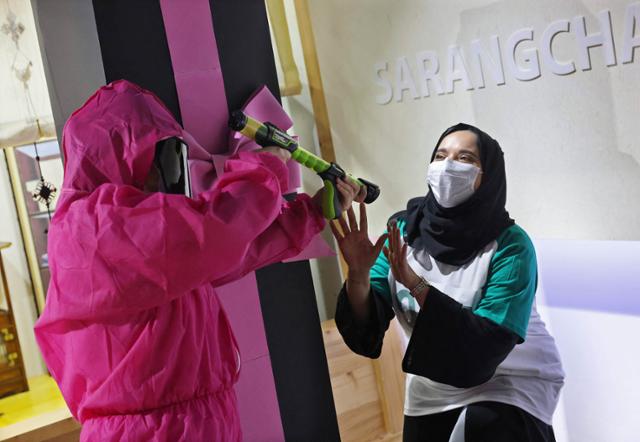 12일 아랍에미리트 아부다비의 한국문화원에서 열린 '오징어 게임' 체험 행사에서 참가자가 게임을 즐기고 있다. 아부다비=AFP 연합뉴스