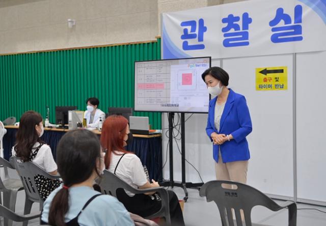 김수영 양천구청장이 양천구 제2예방접종센터에서 주민들에게 접종 관련 얘기를 건네고 있다. 양천구 제공.