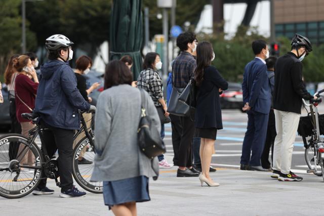 쌀쌀한 날씨를 보인 12일 오전 서울 종로구 광화문네거리에서 긴 외투를 입은 시민들이 횡단보도 앞에서 신호를 기다리고 있다. 연합뉴스