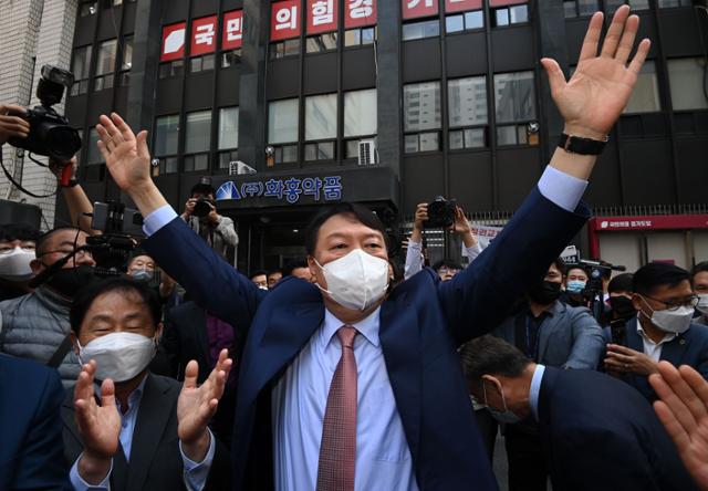 국민의힘 대선 경선 후보인 윤석열 전 검찰총장이 14일 경기 수원 장안구 국민의힘 경기도당에서 열린 '경기도당 주요당직자 간담회'에 참석하며 두 팔을 벌리고 있다. 국회사진기자단