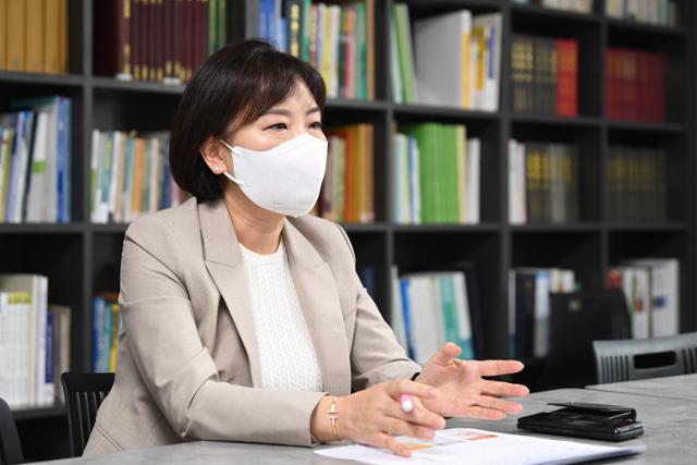 정지연 한국소비자연맹 사무총장이 13일 서울 용산구 사무실에서 인터뷰를 하고 있다. 이한호 기자