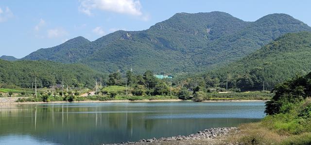 운대리 저수지에서 보는 운암산. 멀리 분청문화박물관이 보인다.