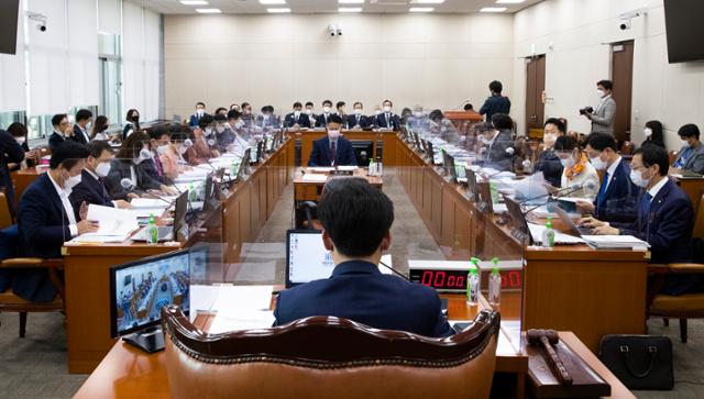 14일 국회에서 보건복지위원회의 한국보건산업진흥원, 한국건강증진개발원, 대한적십자사, 국립중앙의료원 등에 대한 국정감사가 열리고 있다. 국회사진기자단 연합뉴스